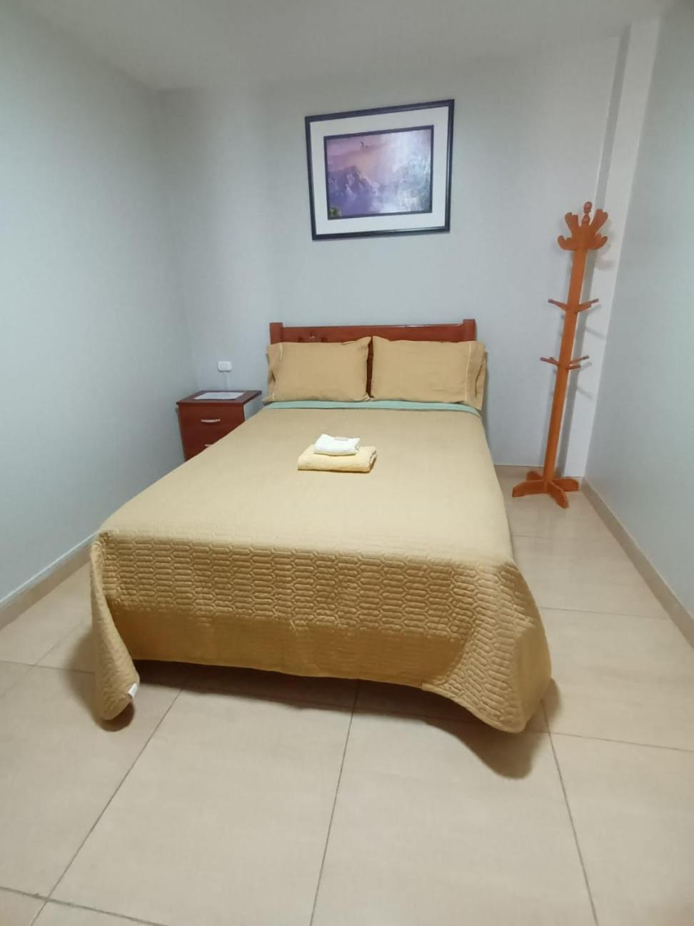 Right Across From The Airport - Free Shuttle - A Y J Familia Apartment Лима Екстериор снимка