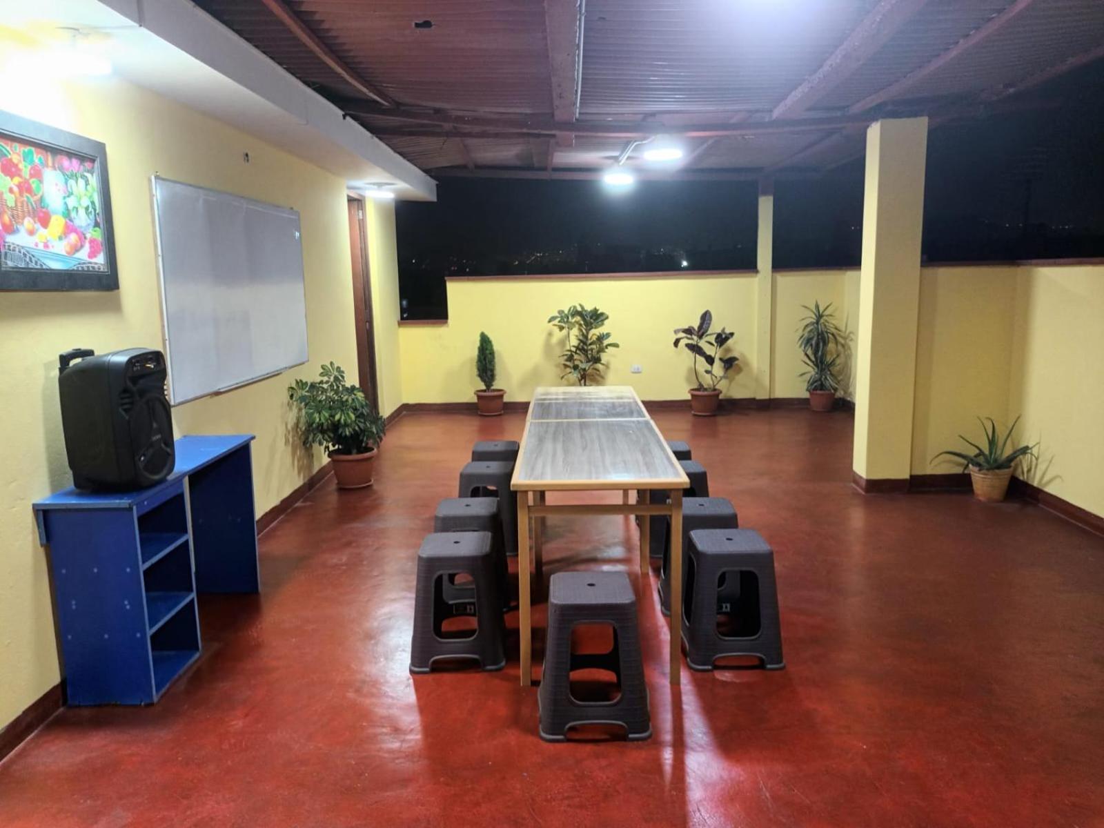 Right Across From The Airport - Free Shuttle - A Y J Familia Apartment Лима Екстериор снимка