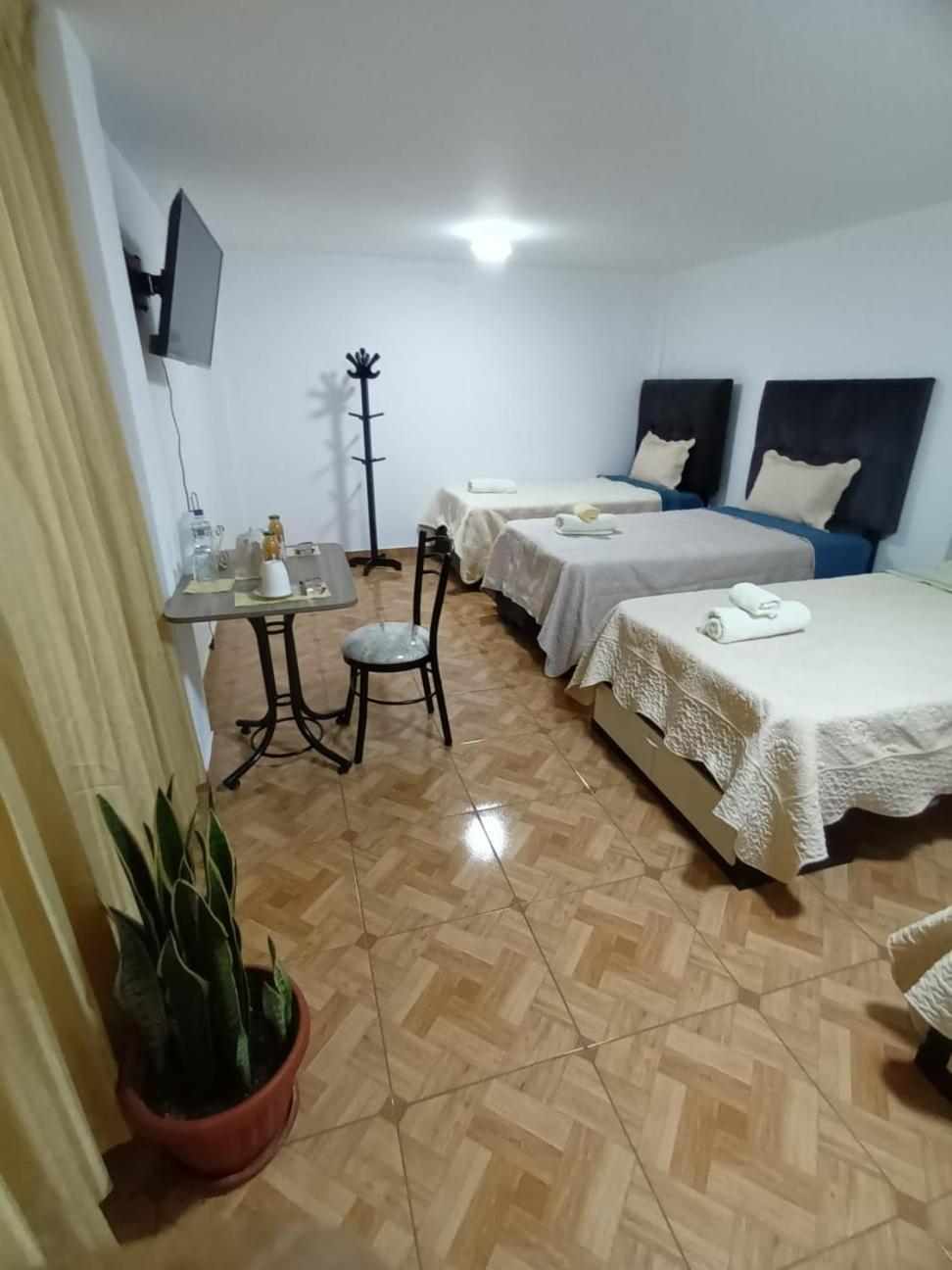 Right Across From The Airport - Free Shuttle - A Y J Familia Apartment Лима Екстериор снимка