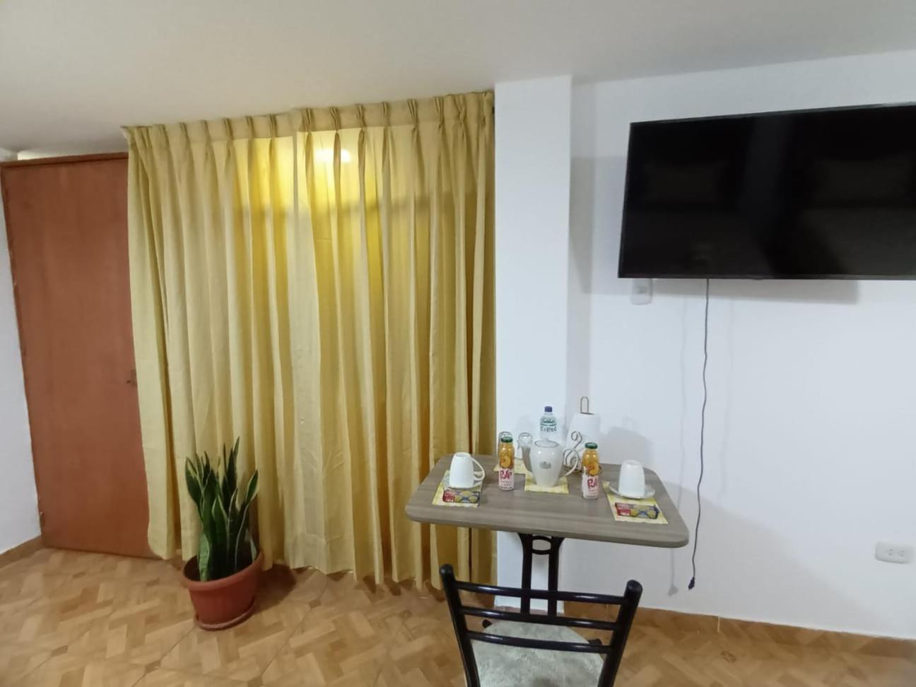 Right Across From The Airport - Free Shuttle - A Y J Familia Apartment Лима Екстериор снимка