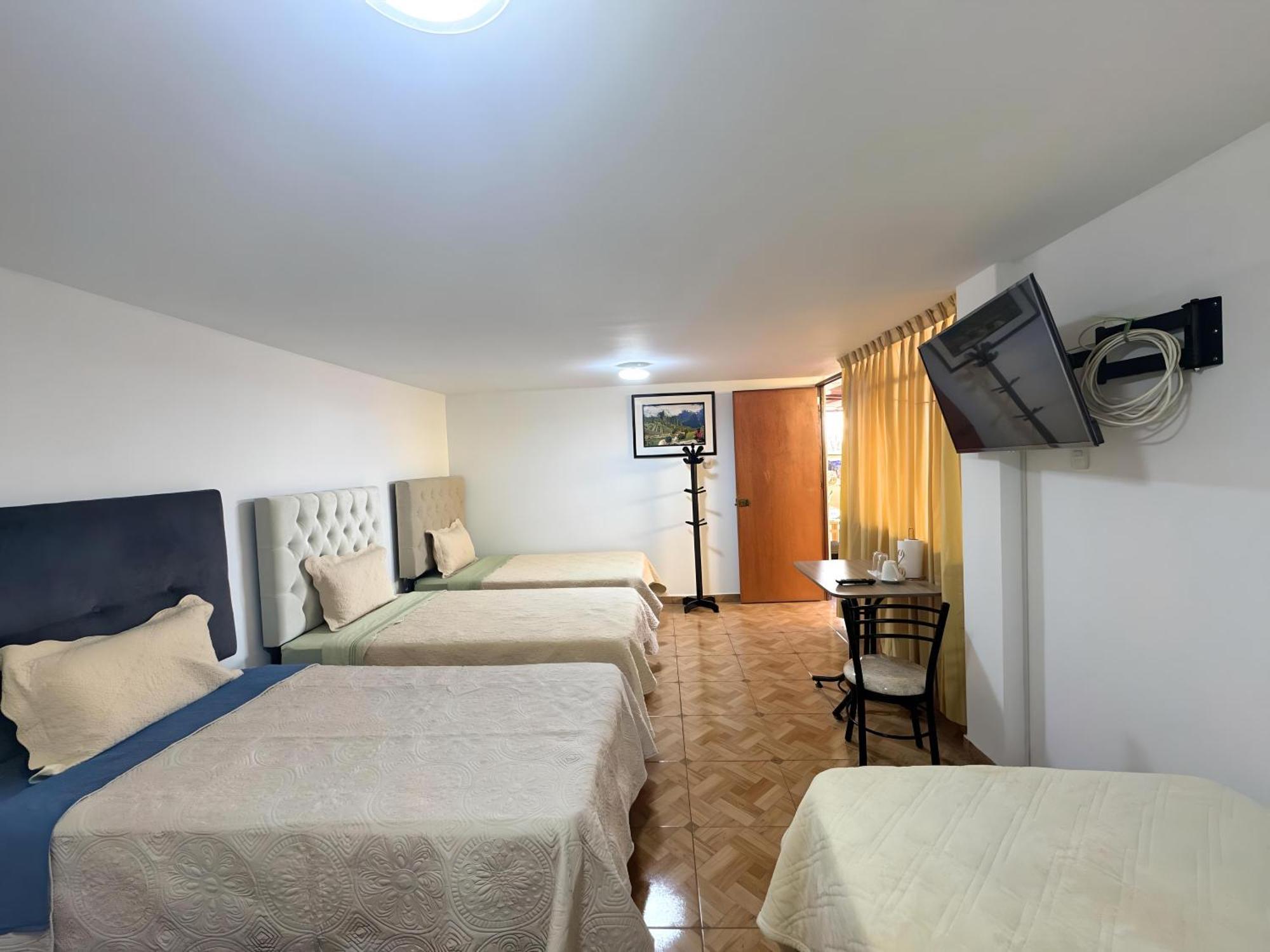 Right Across From The Airport - Free Shuttle - A Y J Familia Apartment Лима Екстериор снимка